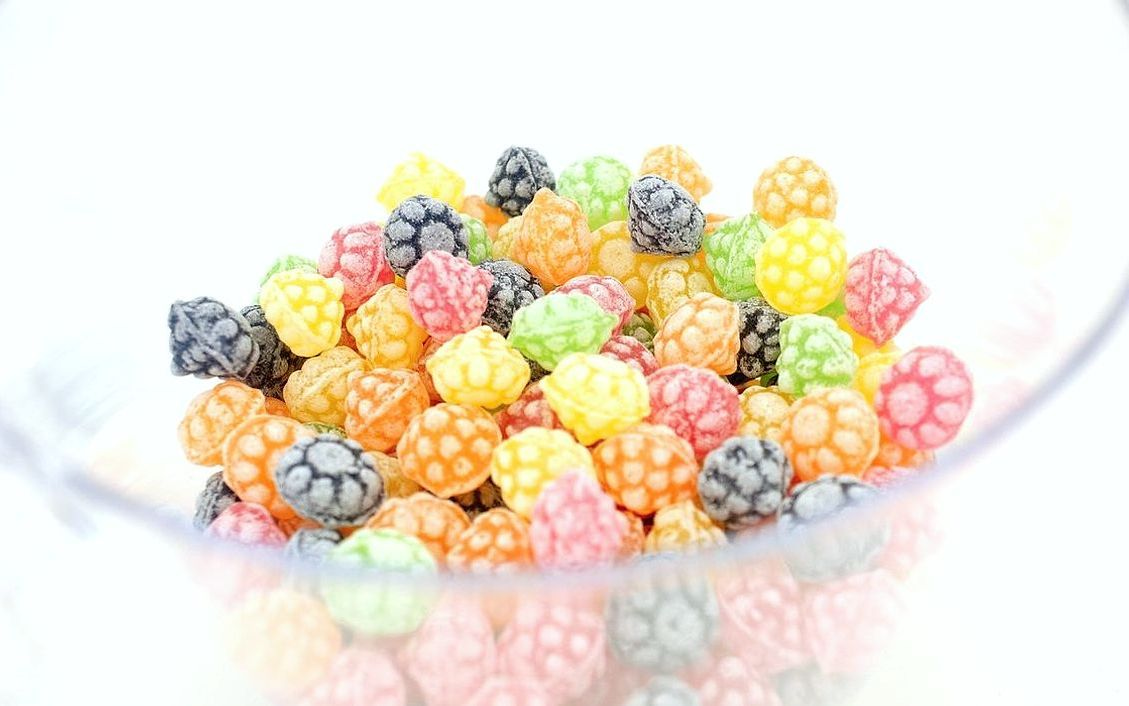 La tienda de dulces en una esquina soleada del barrio