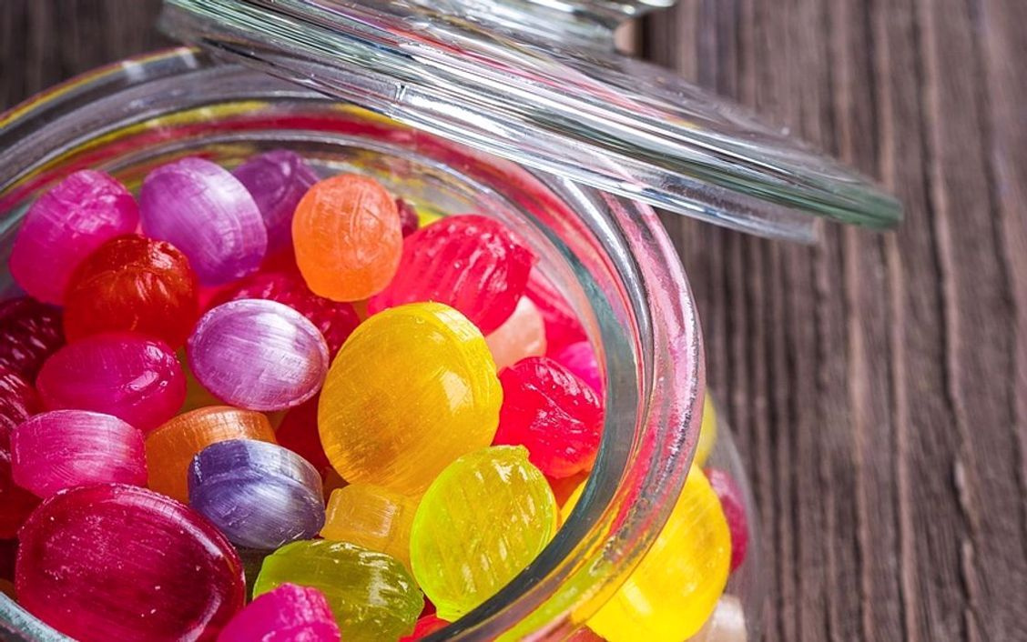 Una bolsa de ositos de goma artesanales con colores brillantes