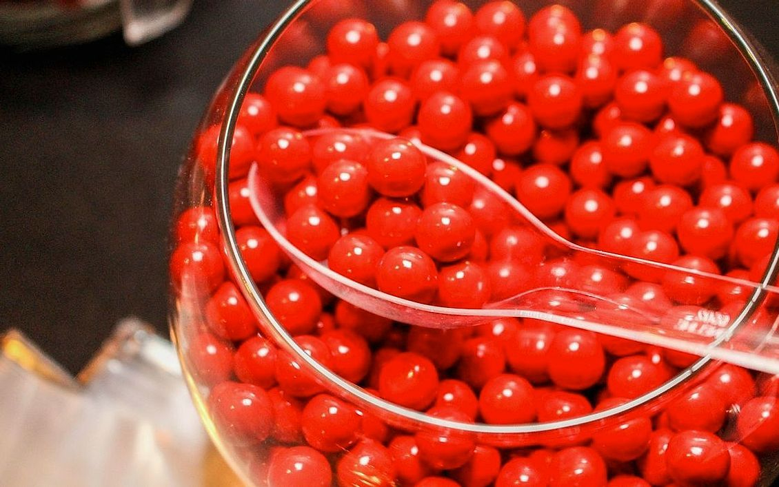 Una caja de caramelos de café recién envueltos